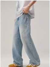 Men’s light-wash denim wide leg jeans featuring a relaxed fit ideal for casual wear wide leg wash style