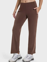 Millennia High Waist Active Pants mit Taschen in Braun mit weißen schwarzen Schuhen