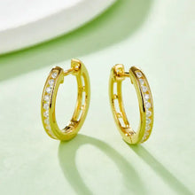 Orecchini huggie in argento sterling con diamanti incastonati a canale