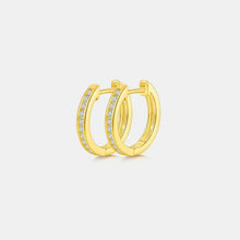 Orecchini huggie in argento sterling con moissanite dorata e gemme trasparenti