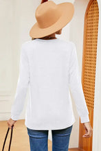 Women’s notched long sleeve white t-shirt with jeans and tan hat