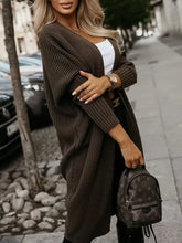 Cardigan lungo a maglia color terra marrone con apertura frontale, polsini a coste, stile base