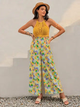 Gelber Neckholder-Jumpsuit mit floralen, weit geschnittenen Hosenbeinen, maschinenwaschbar bei Kaltwäsche