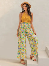 Gelber Neckholder-Jumpsuit mit Blumenmuster, weitem Bein und Lochstickerei, maschinenwaschbar bei Kaltwäsche
