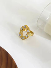 Oval statement ring with mother-of-pearl cabochons in 18k gold-plated stainless steel