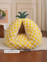 Gelb-weiß kariertes, an eine Ananas erinnerndes, gemütliches Haustiernest mit grünem Blatt oben drauf