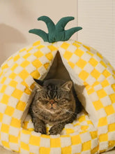 Gelb-weiß kariertes, an eine Ananas erinnerndes, gemütliches Haustiernest mit grünem Blatt oben drauf