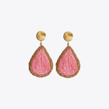 Brincos em forma de lágrima de ráfia rosa com centro turquesa e tachas douradas