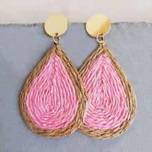 Brincos em forma de lágrima de ráfia rosa com centro turquesa e tachas douradas