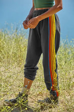 Rosa mjukisbyxor med regnbågsränder på sidan för kvinnor Gråa leggings för kvinnor