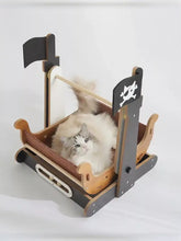 Casetta per gatti in stile nave pirata con bandiera a teschio su palo in finitura legno