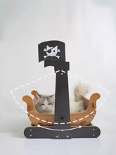 Casa per gatti in stile nave pirata con letto in legno, albero nero e bandiera con teschio