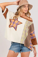 Plaid star patch round neck t-shirt with off-shoulder top and beige hat
