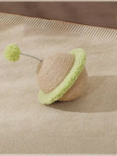 Beige, planetenförmiges interaktives Katzenspielzeug mit Sisal-Oberfläche, flauschigem Limettenring und federnd montiertem Bommel
