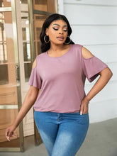 Plus size cold-shoulder round neck curved hem tee in light purple