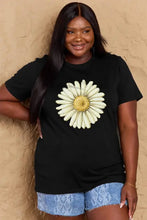 Plus size flower graphic cotton tee with black t-shirt and white daisy design