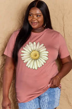 Plus size flower graphic cotton tee in hot pink with daisy print