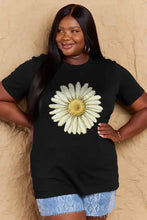 Plus size flower graphic cotton tee in hot pink with white daisy