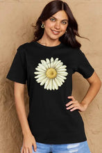 Plus size flower graphic cotton tee in hot pink with white daisy