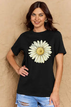 Plus size flower graphic cotton tee with yellow daisy and jeans