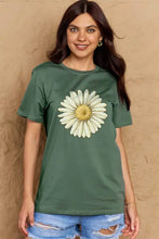 Plus size flower graphic cotton tee in hot pink with olive green daisy print