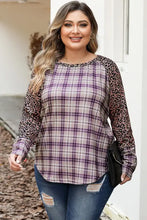 Plus size leopard raglan sleeve plaid T-shirt with ripped jeans