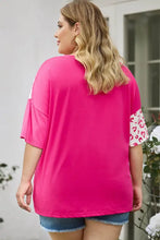 Plus size leopard V-neck T-shirt in hot pink with short-sleeve raglan print
