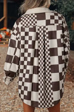 Jacke mit langen Ärmeln, kariert mit braunen und weißen Quadraten, mit Taschen und Fleece-Futter