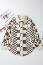 Jacke mit langen Ärmeln, kariert mit braunen und weißen Quadraten, mit durchgehender Knopfleiste und Taschen