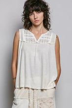 White sleeveless top with delicate lace detailing and breathable double gauze patch fabric for comfortable wear