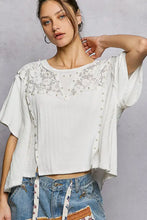 White lace pearl stud short sleeve shirt with round neck and ribbed fabric cropped design
