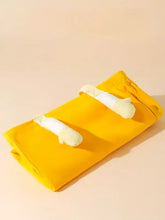Borsa portatile traspirante per animali in peluche giallo brillante con accessori per la mano bianchi
