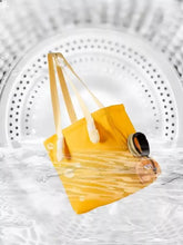 Borsa portatile traspirante per animali domestici di colore giallo vivace con occhiali da sole