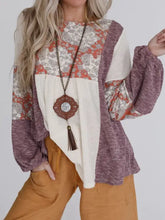 Printed color block balloon sleeve T-shirt with floral top and tassel necklace