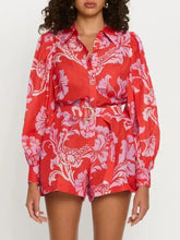 Bedruckter langärmeliger Jumpsuit mit Gürtel in lebendigem Rot und pinkem Blumenmuster
