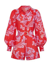 Bedruckter langärmeliger Jumpsuit mit Gürtel in Rot und Pink mit Blumenmuster
