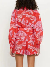 Lebhafter, bedruckter Langarm-Jumpsuit mit Gürtel in Rot-Pink mit Blumenmuster