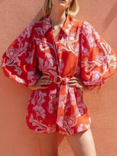 Lebhafter, bedruckter Langarm-Jumpsuit mit Gürtel in Rot-Weiß mit Blumenmuster