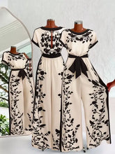 Cremefarbener Jumpsuit mit weitem Bein, schwarzer Blumenstickerei und Gürtel