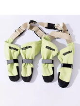 Set di quattro scarpe protettive per animali con gambali verde lime e suole nere
