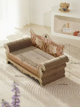 Beige-goldener, verzierter Katzenkratz-Lounge mit gepolstertem Rücken, floralen Kissen und Wellpappe