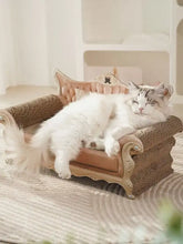 Flauschige weiß-graue Katze in retro-robuster Kratzliege für Katzen