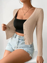 Beige gerippte Strickjacke mit Knöpfen und vertikaler Rippstruktur