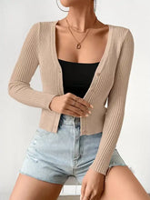 Beige gerippte Strickjacke mit Knöpfen und vertikaler Rippstruktur