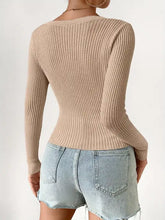 Beige gerippte Strickjacke mit langen Ärmeln und Knopfleiste, taillierte Passform