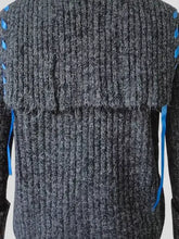 Gerippter Strick-Cardigan mit offenem Vorderteil und blauen Schnürungen an den Schultern