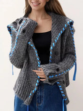 Gerippter Strick-Cardigan mit offenem Vorderteil in Grau und blauer Zierborte