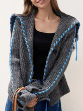 Gerippter Strick-Cardigan mit offenem Vorderteil in Grau und blauer Zierborte