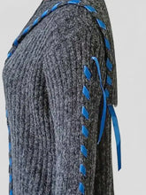 Gerippter Strick-Cardigan mit offenem Vorderteil, grauer Struktur und blauer Band-Schnürung