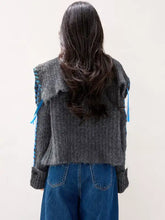 Gerippter Strick-Cardigan mit offenem Vorderteil in Grau und blauer Zierborte